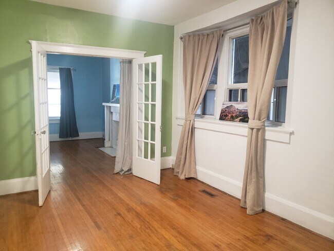 Photo - 687 Dupont St Unit A