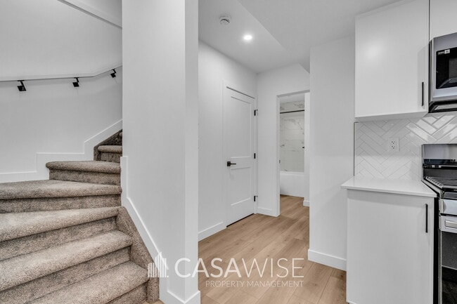 Photo - 15414-15496 96 Ave NW