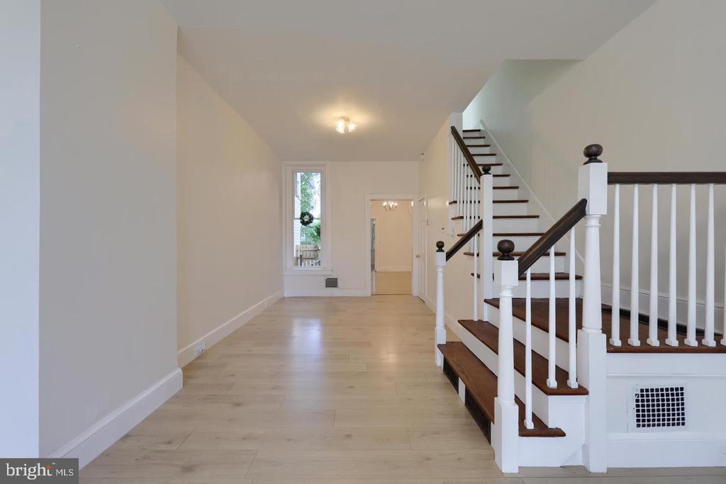 Photo - 566 N Plum St