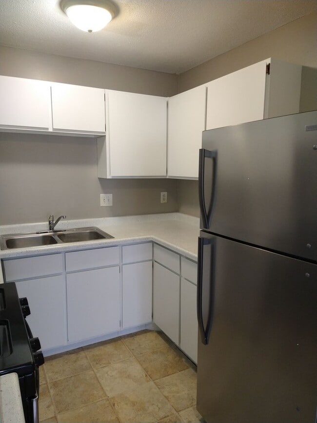 3 Bedroom 1 & 3/4 Bath Townhouse - 3 Bedroom 1 & 3/4 Bath Townhouse
