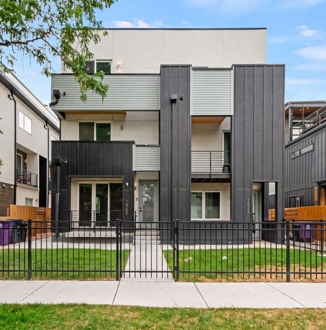 Building Photo - 1573 King St