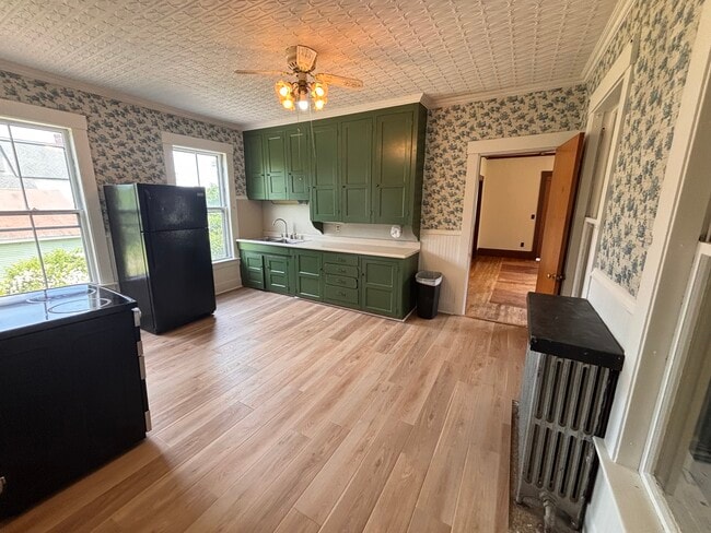 Large eat-in kitchen - 216 Russell St Unit A