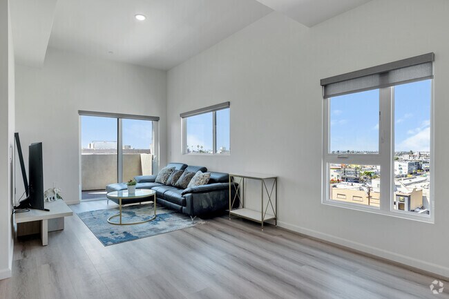 1BD, 1BA - 605SF - Living Room - 983 Dewey Ave