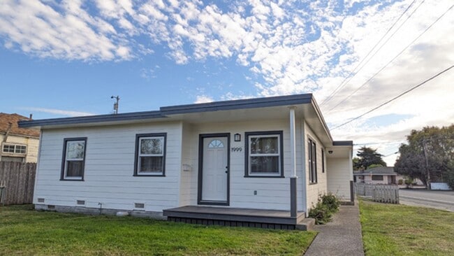 Building Photo - Cute Remodeled Arcata Home