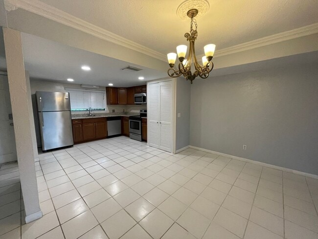 Photo - 710 Raymond Cir