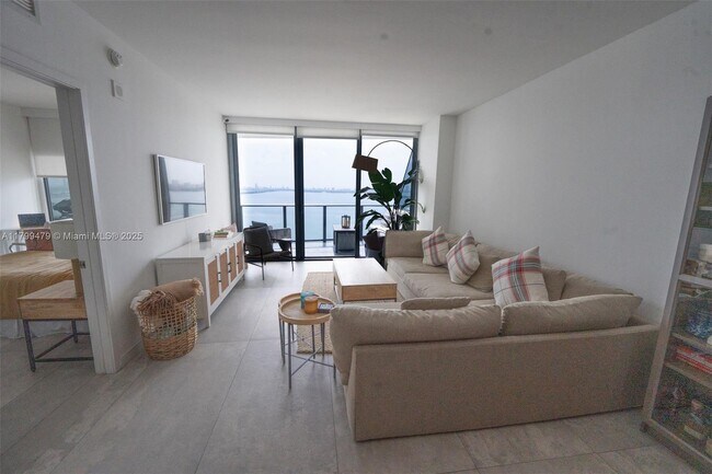 Photo - 460 NE 28th St Unidad 2605