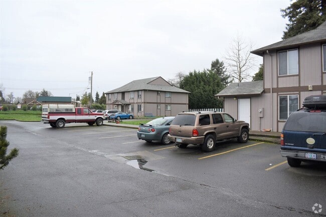 Building Photo - 3-Bedroom, 1-Bathroom Apartment in the Hea... Unit 3