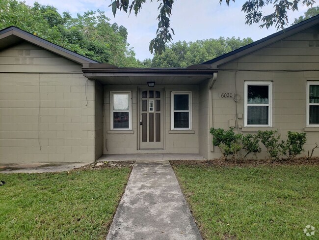 Building Photo - Updated 2 Bedroom Home With Fenced Yard