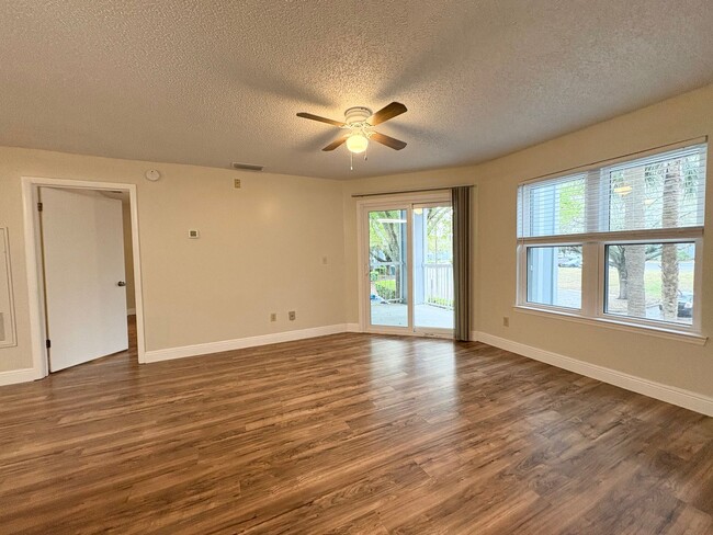 Photo - Lake Mary Condo ~ Fresh Paint, Laminate Flooring, Fantastic Amenities! Unidad 209