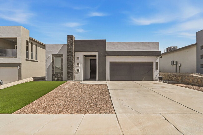 Building Photo - 4 bedroom with outdoor kitchen, fully landscaped in 79928