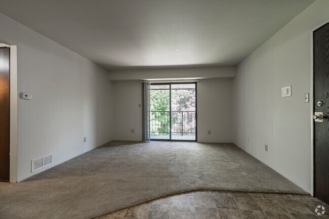 1BR, 1BA -650SF - Living Room