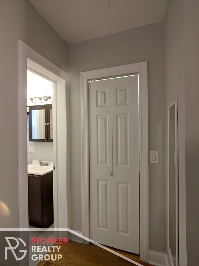 Photo - 833 W Wolfram St Unidad 3