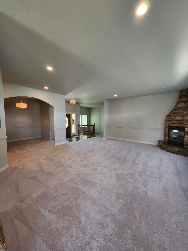 718 Briarwood Dr