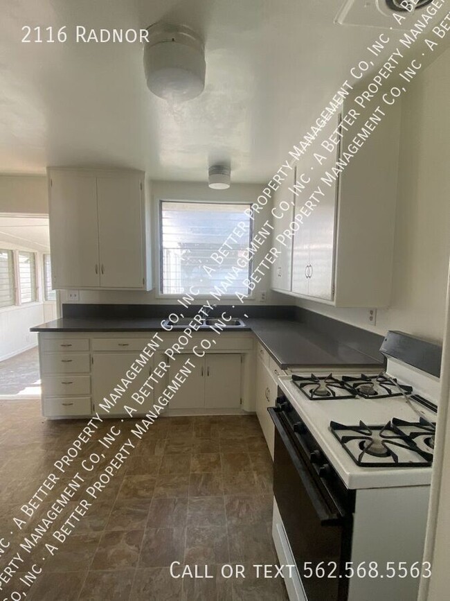 2 Bedroom House with Remodeled Kitchen New... - 2 Bedroom House with Remodeled Kitchen New...