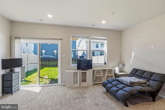 Photo - 870 Amity St