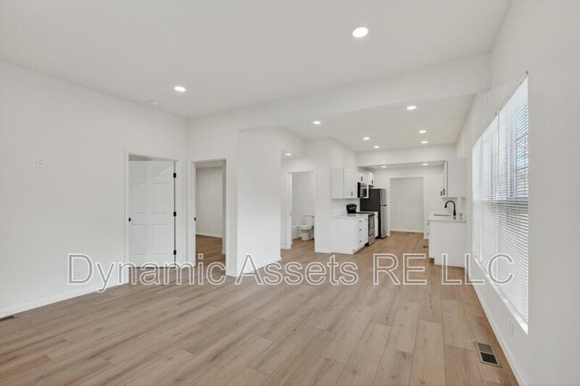 Photo - 542 E 23rd St