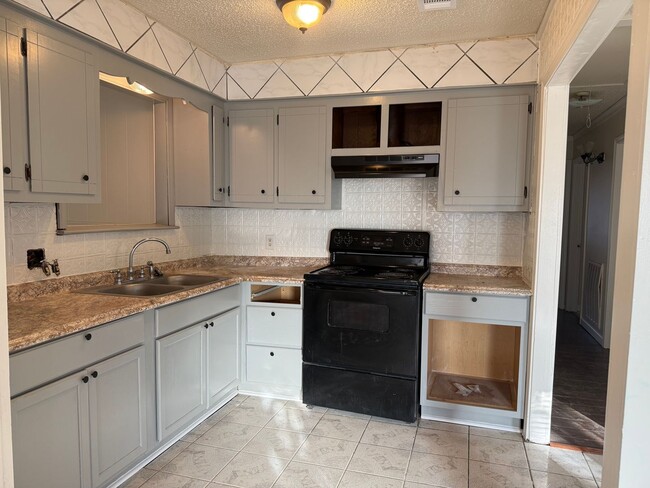 Photo - Charming 3 bedroom 1.5 Bathroom Located in...