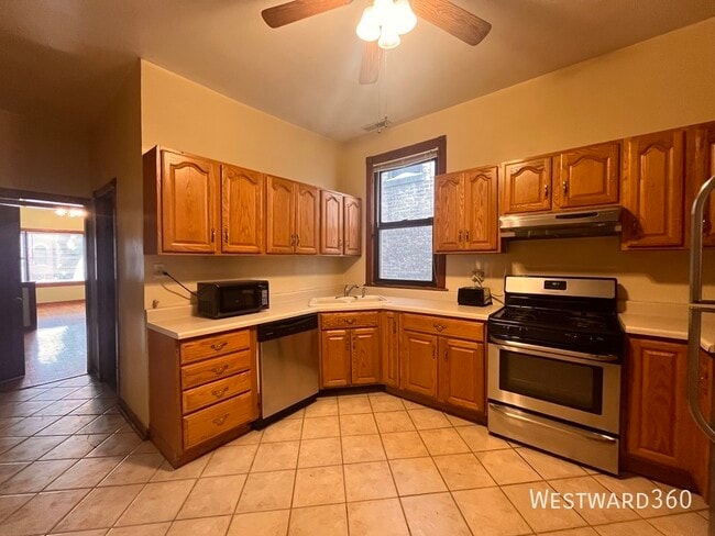 Building Photo - 3110 N Kenmore Ave Unit 2