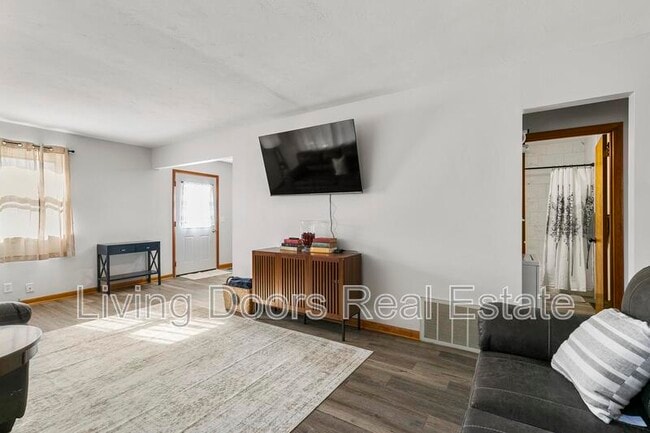 Photo - 6935 Colby St