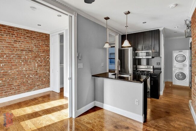 Building Photo - 314 E 106th St Rental