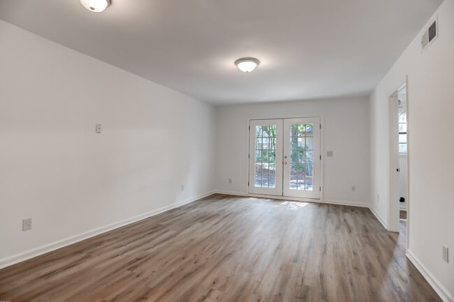 Photo - 1618 Poinsettia Rd