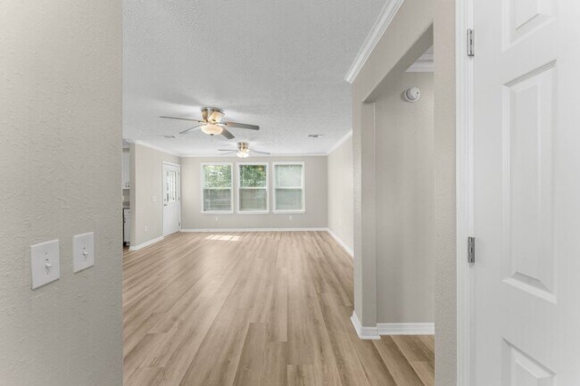 Photo - 7304 Claudia's Way