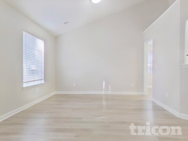 Photo - 911 Bentley Dr