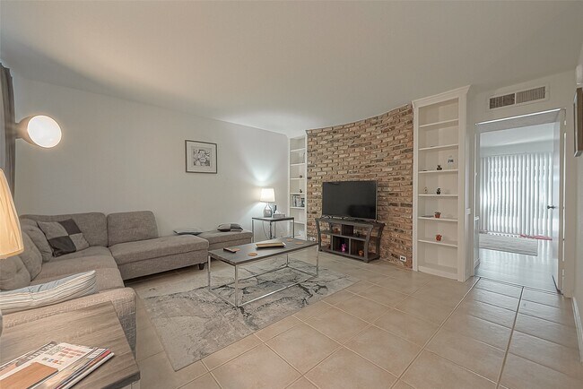 2201 Fountain View Dr Unit 9