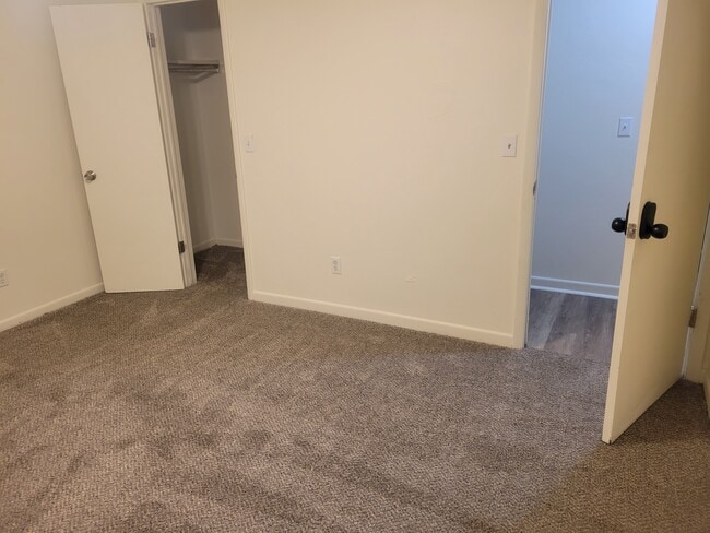 Armario adjunto - 2613 34th Ave