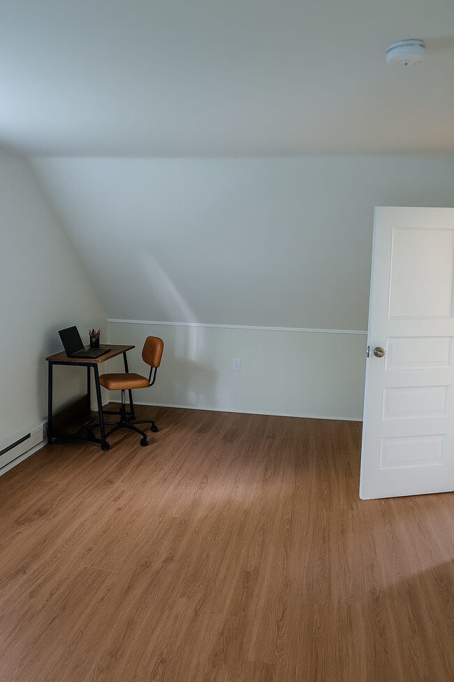 Escritorio y silla incluidos - 99 Custer St