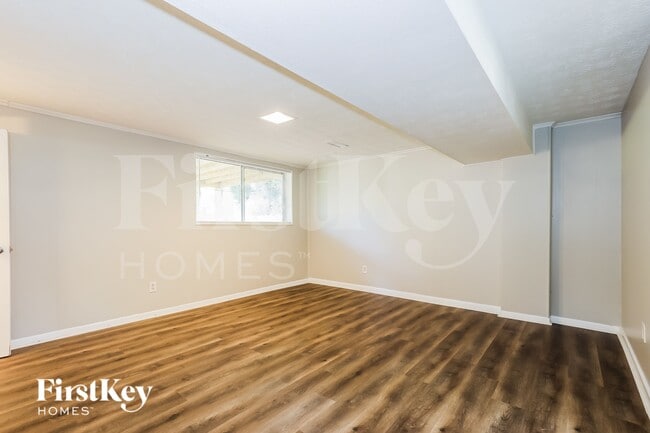 Photo - 568 Dixon Rd