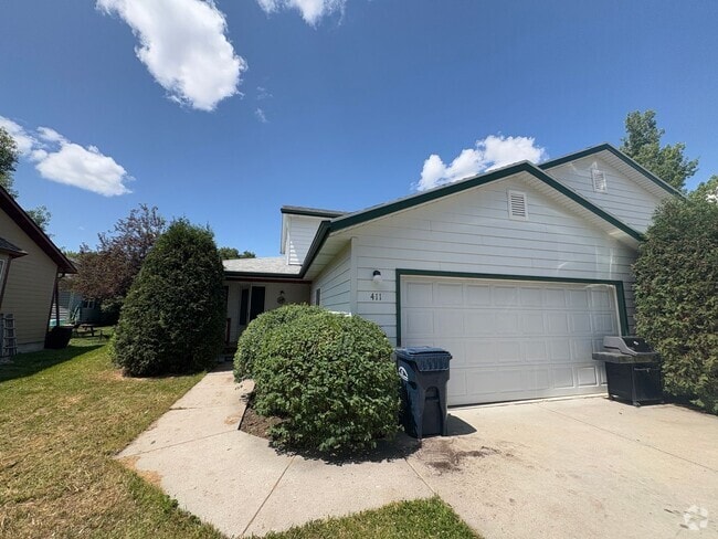 Building Photo - Classic 3 Bedroom 2 Bath Home with Attache...