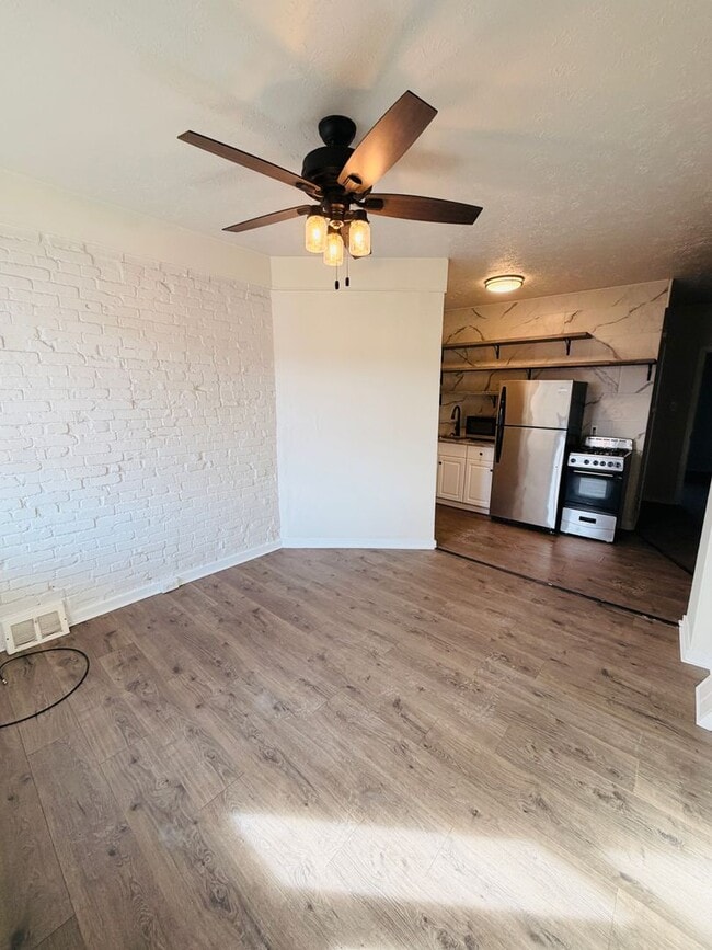 Photo - One Bedroom on Quiet Street w/ Parking