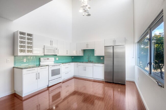 Photo - MODERN TOWNHOME, 2 EN SUITE BEDROOMS ON SEPARATE LEVELS, PRIVATE ROOF DECK WITH SUNSET VIEWS Unit 9
