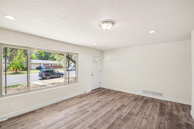 Photo - Students Welcome!! Updated 6 Bedroom, close to campus!! Flexible Move In Date (May, June, July or...