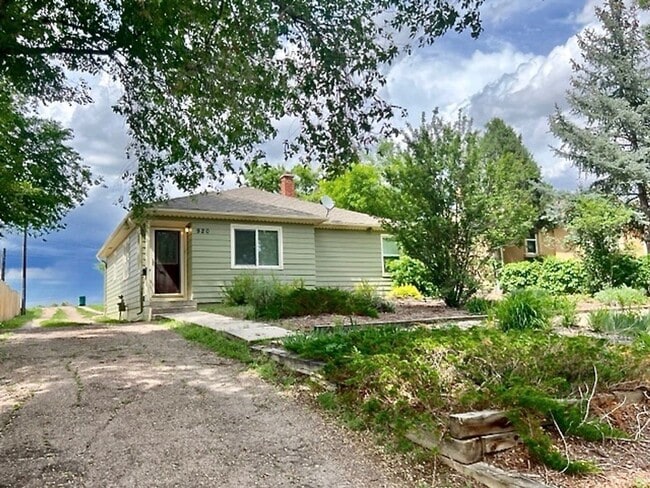 Photo - ADORABLE TWO BED IN HILLSIDE NEIGHBORHOOD!