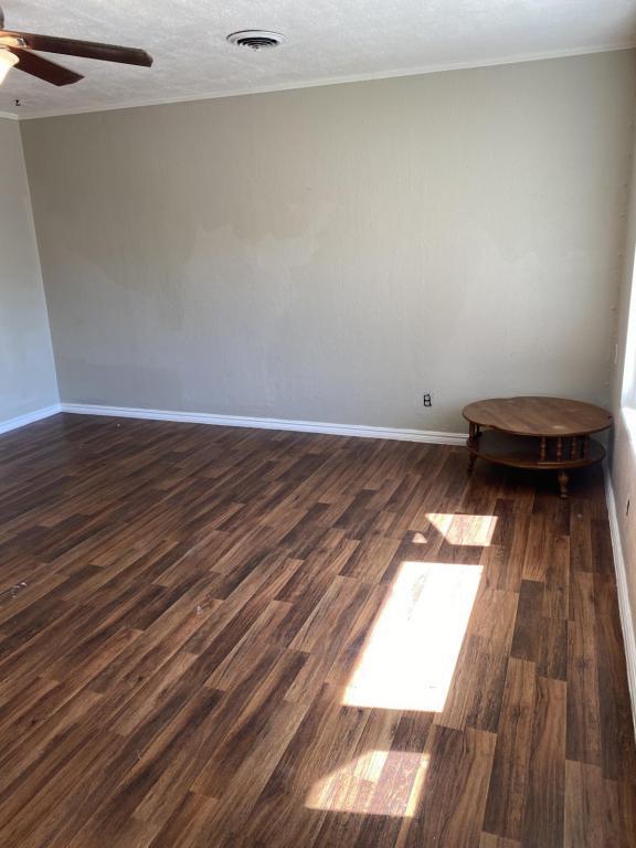 Photo - 114 W B St