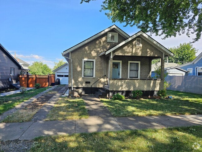 Building Photo - 1907 1st St Rental