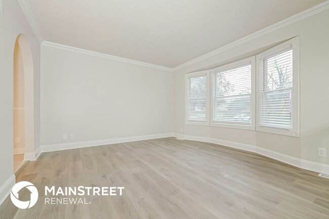 Photo - 838 E 125th Terrace