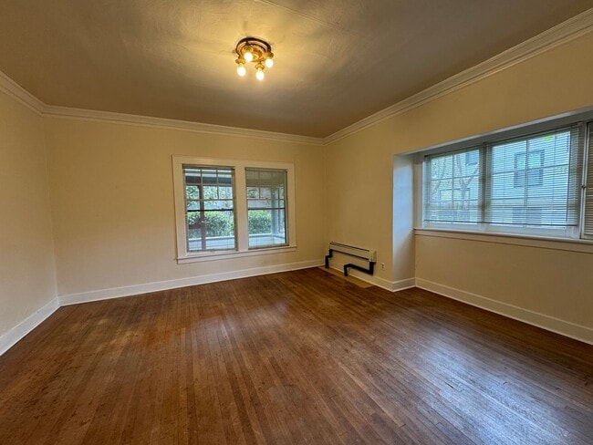 Photo - 2 Bedroom Unit in the the old Beta Theta Pi Fraternity House near UofO Campus Unit 379 E 12th Ave