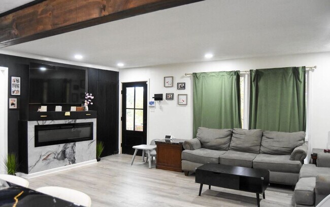 Photo - 3/2 in Anniston, Alabama!