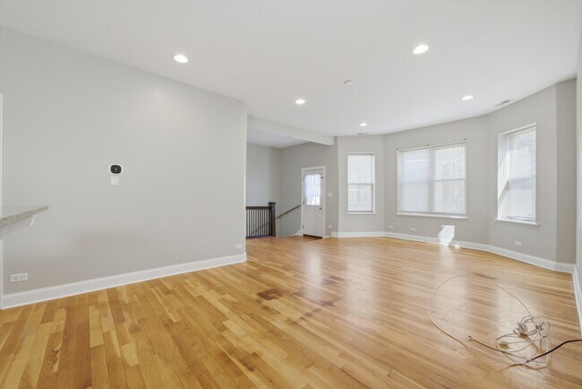 Photo - 4742 N Sawyer Ave Unidad 2