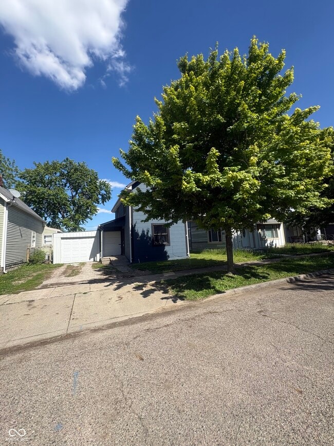 Photo - 2221 Station St
