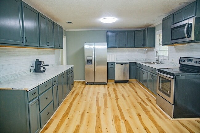 Photo - 608 Holiday St