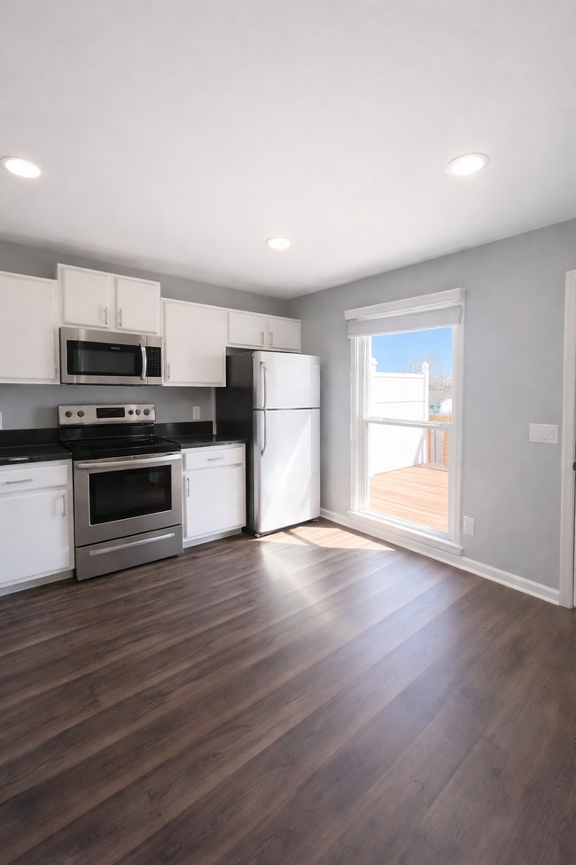 Photo - 724 Due W Ave N