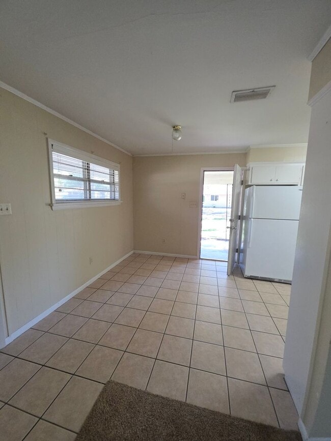 Photo - 810 E J St