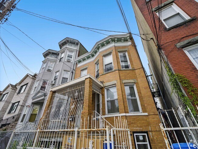 Building Photo - 22 Grace St Unit 1 Rental