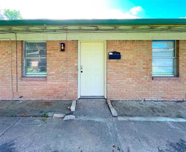 Building Photo - 902 N Meadows Dr