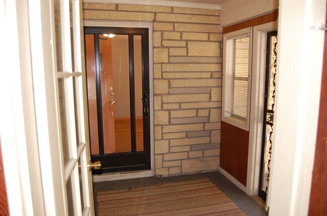 Photo - Solid stone ranch in south-central Lincoln!