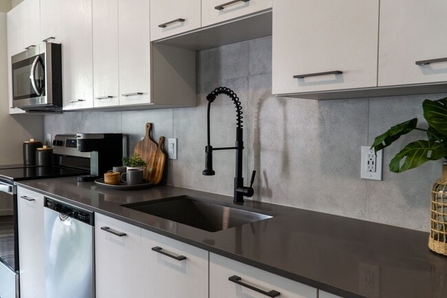 Azalea Luxury Apartments | Tampa, FL | Starting at $1,575
